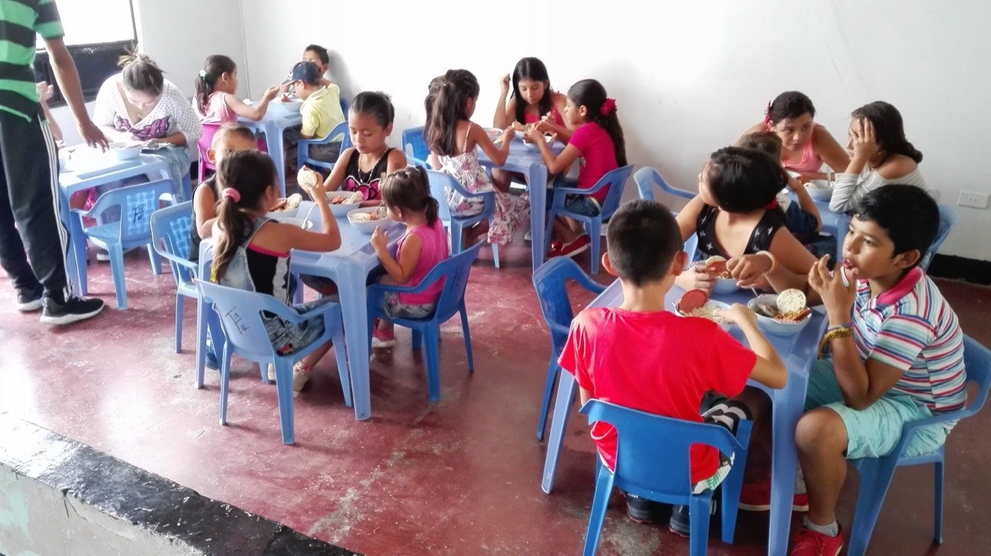 Niños almorzando en el comedor infantil de la Fundación