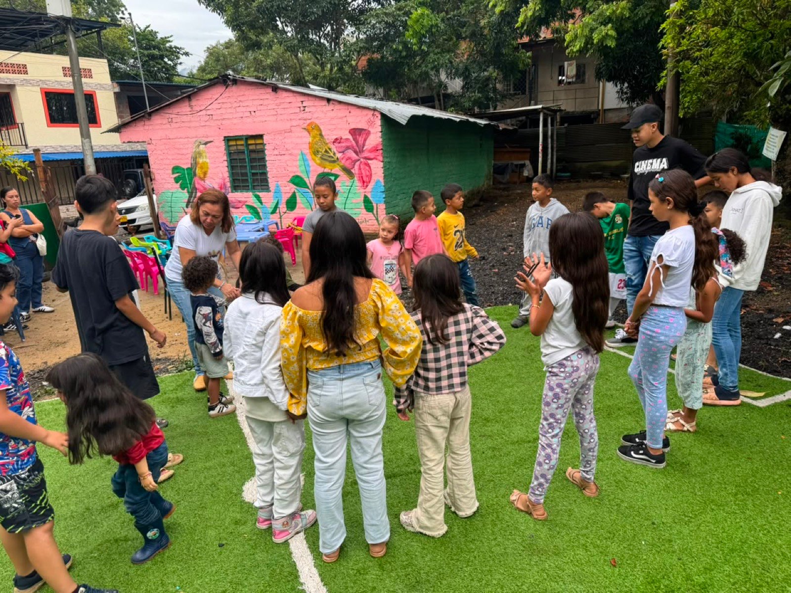 Niñas, niños y voluntarios de la Fundación reunidos en comunidad