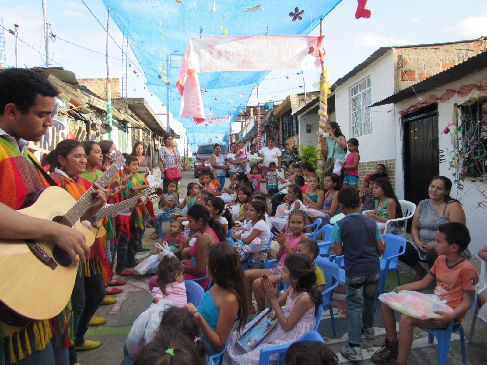 Clases y presentaciones de música con la comunidad