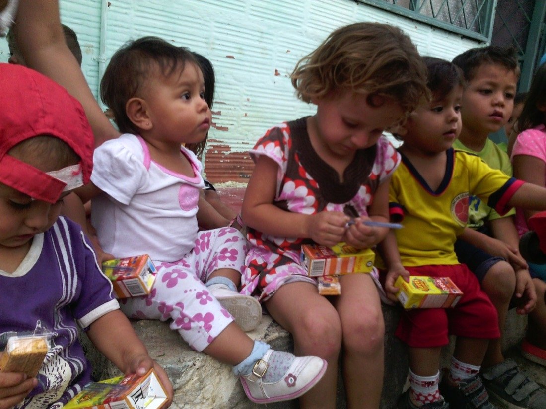 Niños pequeños recibiendo refrigerios