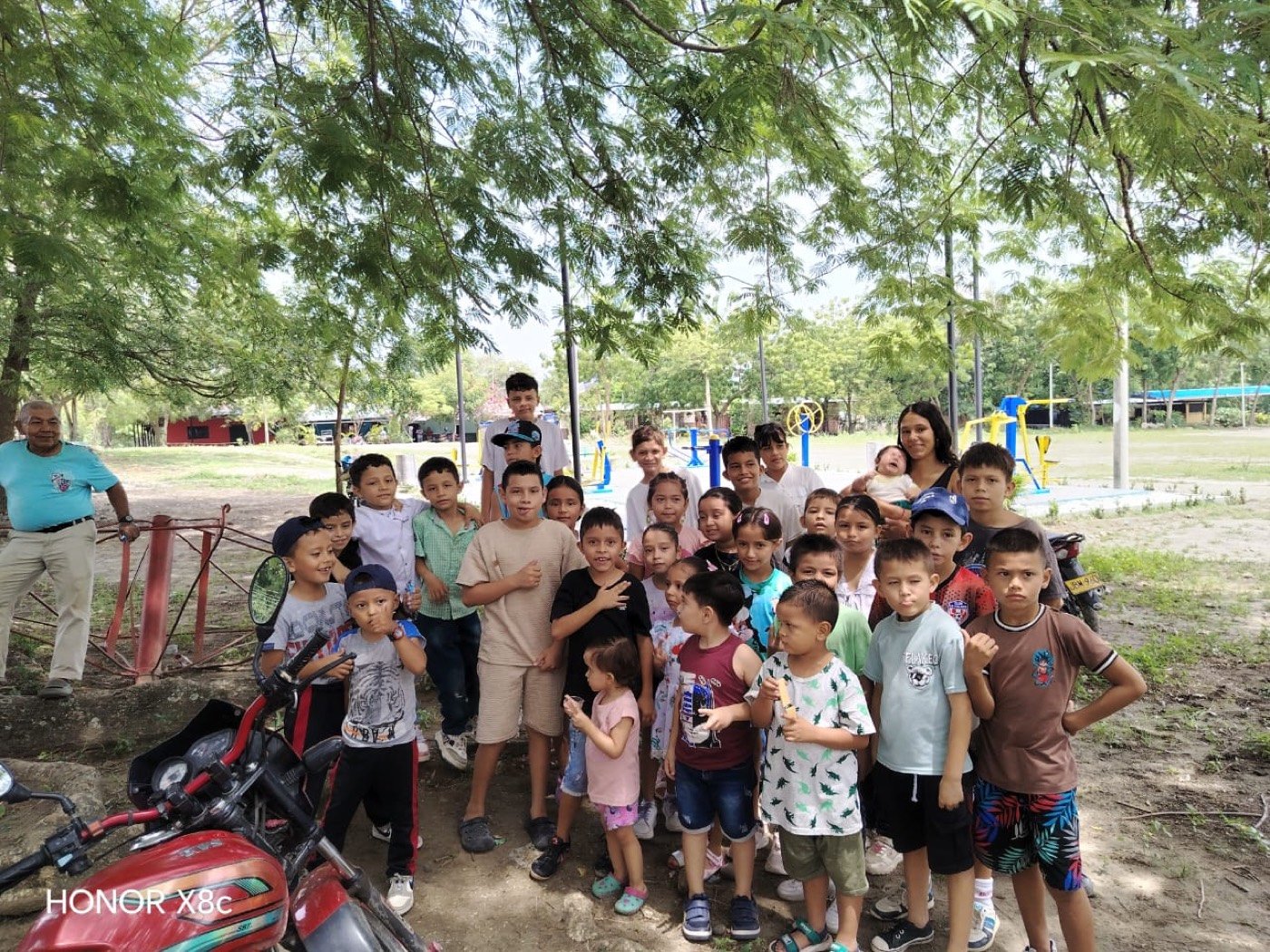 Grupo de niños y niñas de la Fundación en una jornada al aire libre